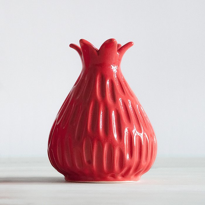 Керамическая ваза Astra красного цвета
