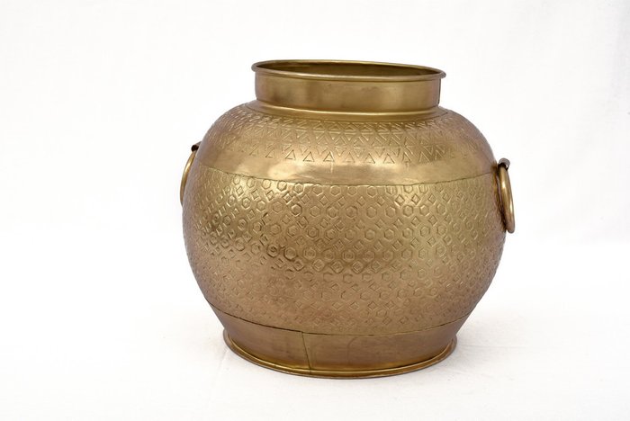 Металлическая ваза бронзового цвета с гравировкой
