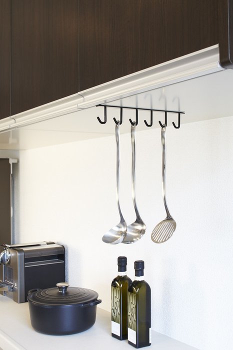 Подвесной держатель для кухонных принадлежностей Tower черного цвета - лучшие Аксессуары для кухни в INMYROOM