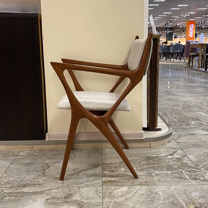 Стул Катания бежево-коричневого цвета - лучшие Обеденные стулья в INMYROOM