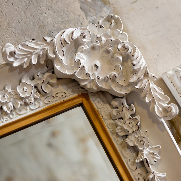 Зеркало настенное Моррис в раме белого цвета с эффектом патины - лучшие Настенные зеркала в INMYROOM