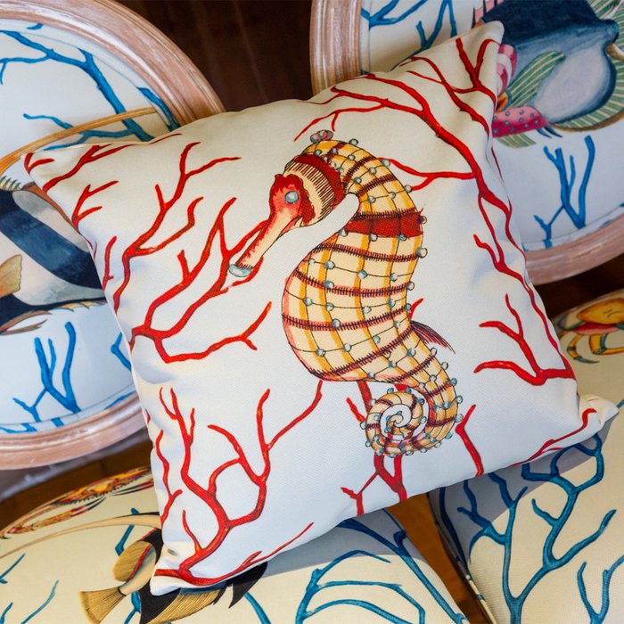 Декоративная подушка Фантастика подводного мира версия 1 красно-голубого цвета - купить Декоративные подушки по цене 2000.0