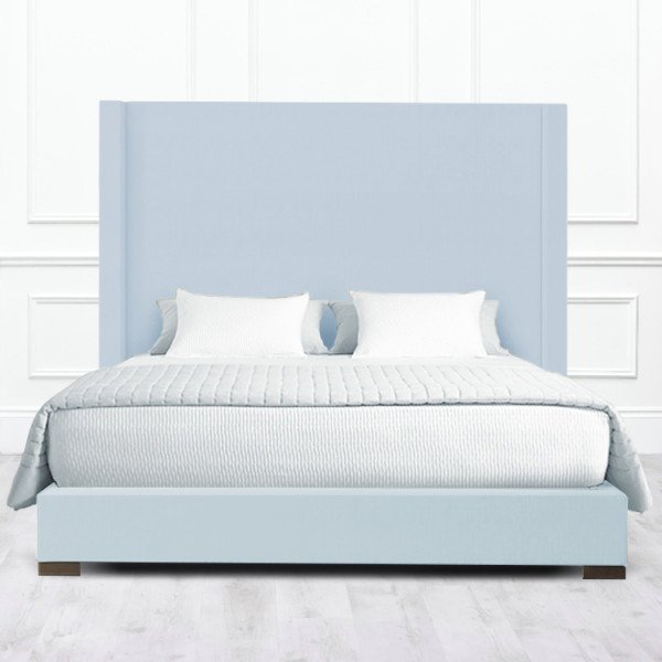 Кровать Carrollton из массива с обивкой бледно-голубого цвета