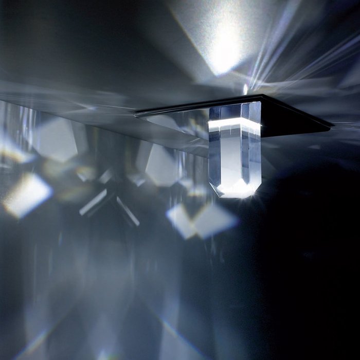 Встраиваемый светильник Swarovski Crystal StarLED DELUXE создает на потолке светящиеся крестики