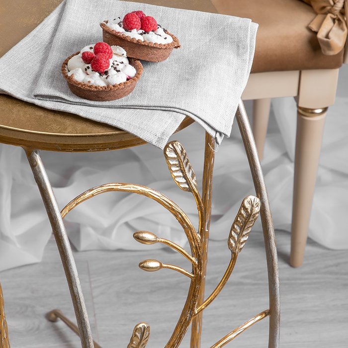 Столик приставной Oliva Branch золотого цвета - лучшие Кофейные столики в INMYROOM