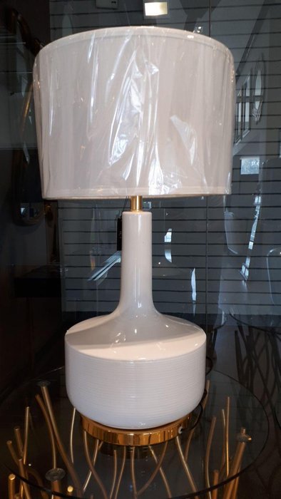 Настольная лампа Ридли с белым абажуром - лучшие Настольные лампы в INMYROOM
