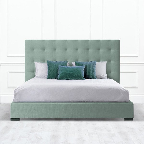 Кровать Irvine из массива с обивкой зелено-серого цвета