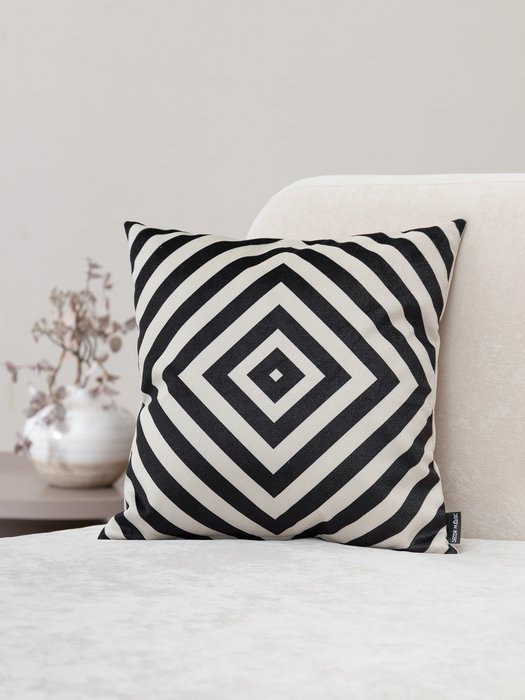 Декоративная подушка Labirint черно-белого цвета 45х45 - лучшие Декоративные подушки в INMYROOM