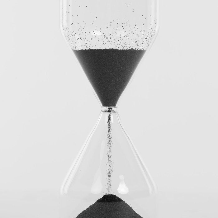 Песочные часы Large Avril Hourglass из стекла - купить Фигуры и статуэтки по цене 1890.0