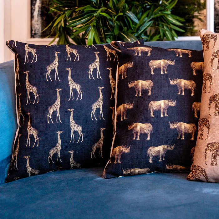 Интерьерная подушка «Группа носорогов в черном» - лучшие Декоративные подушки в INMYROOM