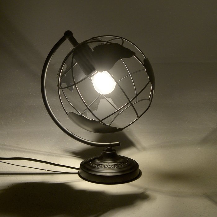 Настольная лампа Глобус черного цвета - купить Настольные лампы по цене 6980.0