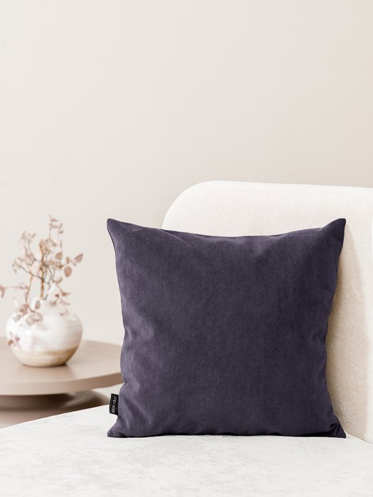 Декоративная подушка Ultra фиолетового цвета - лучшие Декоративные подушки в INMYROOM