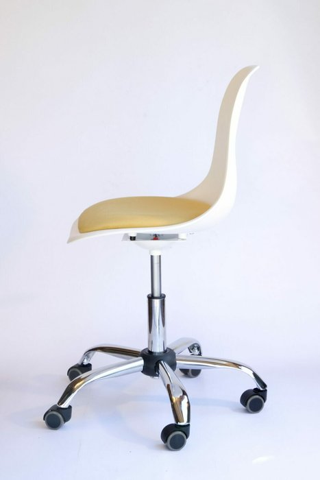 Офисное кресло Смузи Хром бело-горчичного цвета - лучшие Офисные кресла в INMYROOM