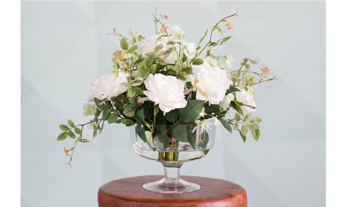 Композиция из искусственных цветов - Белые розы, душистый горошек - купить Декоративные цветы по цене 14380.0