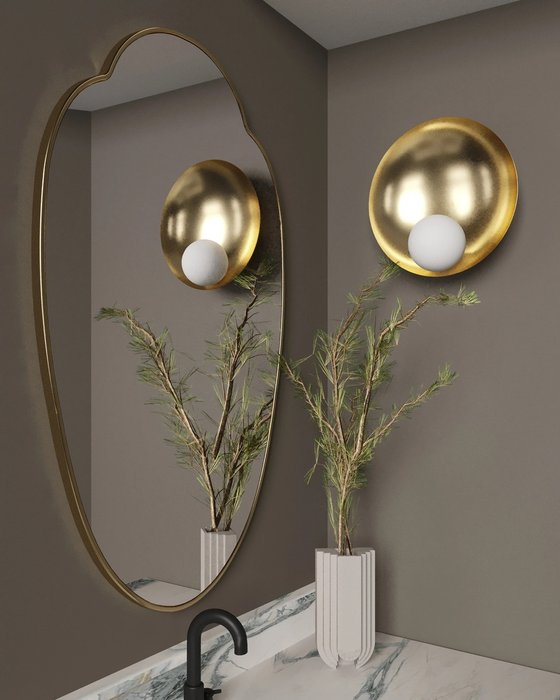 Настенное зеркало Milis в раме золотого цвета - лучшие Настенные зеркала в INMYROOM