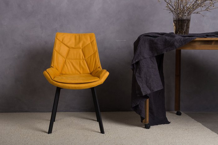 Стул Capella горчичного цвета с черными ножками - лучшие Обеденные стулья в INMYROOM