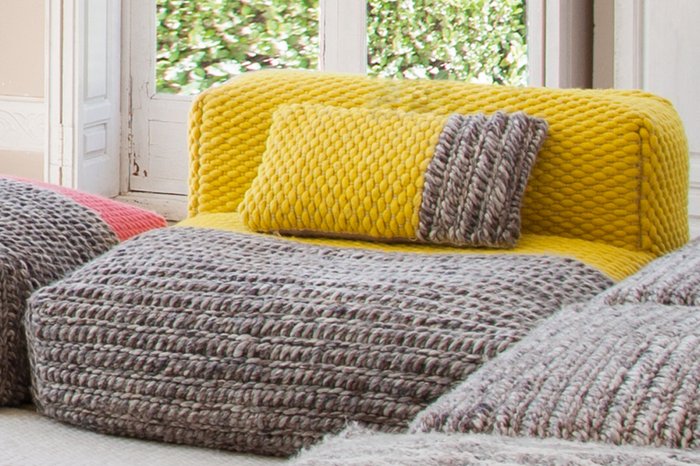 Подушка Plait Yellow серо-желтого цвета - лучшие Декоративные подушки в INMYROOM