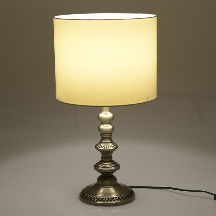 Лампа настольная с белым абажуром  - купить Настольные лампы по цене 5540.0