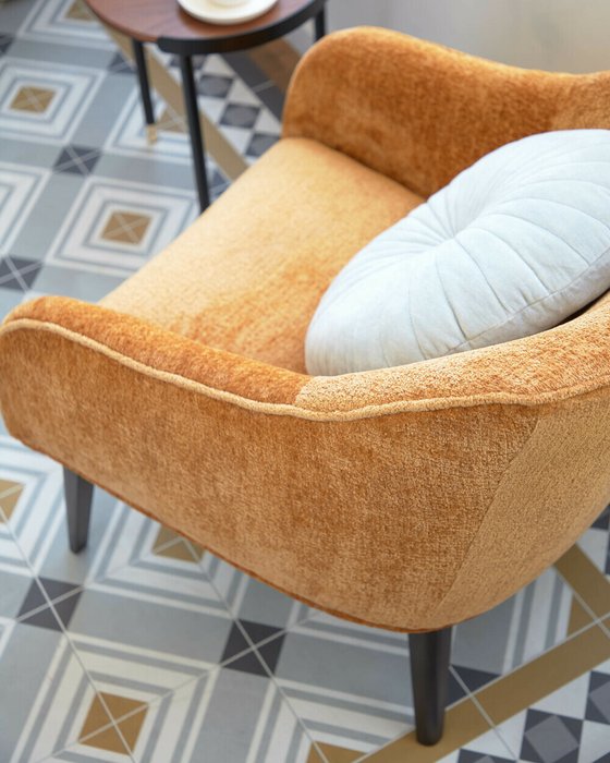 Кресло Lobby горчичного цвета на деревянных ножках - лучшие Интерьерные кресла в INMYROOM