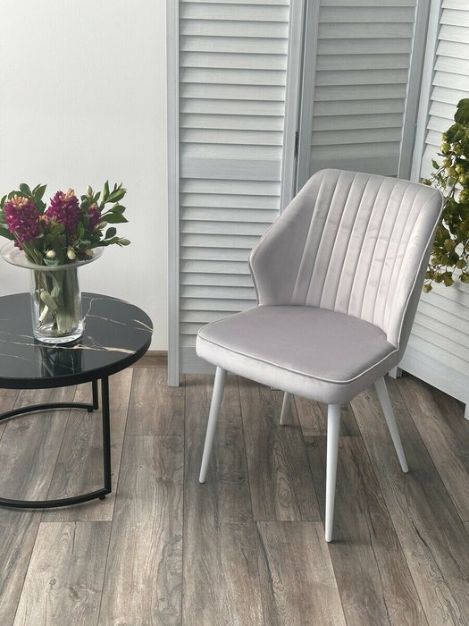 Стул Seattle-V светло-серого цвета с белыми ножками - лучшие Обеденные стулья в INMYROOM