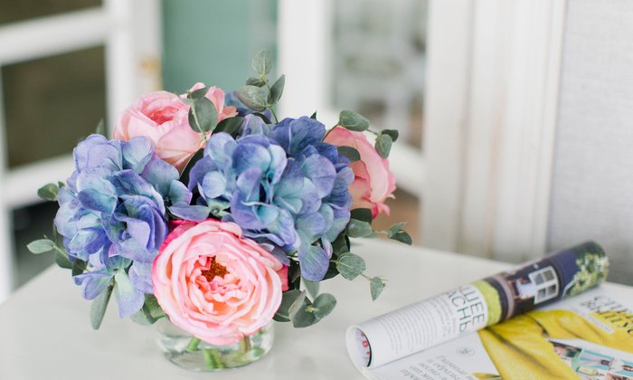 Композиция из искусственных цветов - Голубая гортензия, розы, эвкалипт - купить Декоративные цветы по цене 5529.0
