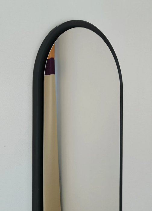 Настенное овальное зеркало в полный рост Special B 50х150 в раме черного цвета - лучшие Настенные зеркала в INMYROOM