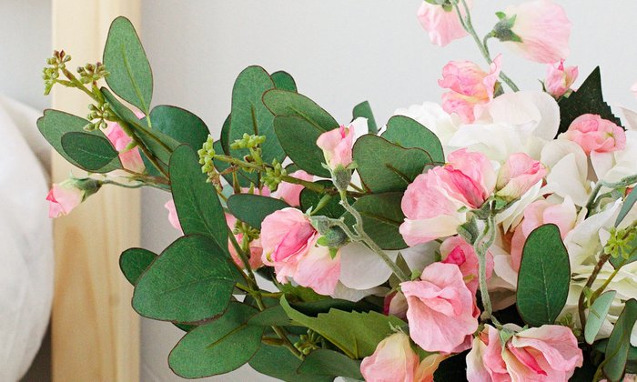 Композиция из искусственных цветов - Белая гортензия, горошек, зелень эвкалипта - купить Декоративные цветы по цене 9900.0