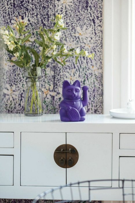 Декоративная фигурка-статуэтка Lucky Cat M фиолетового цвета - купить Фигуры и статуэтки по цене 3246.0