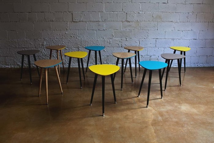 Приставной столик Капля со столешницей бирюзового цвета - лучшие Кофейные столики в INMYROOM