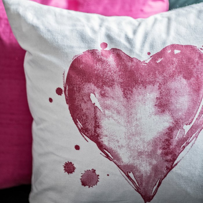 Декоративная подушка Amour с принтом в виде розового сердца - купить Декоративные подушки по цене 3280.0