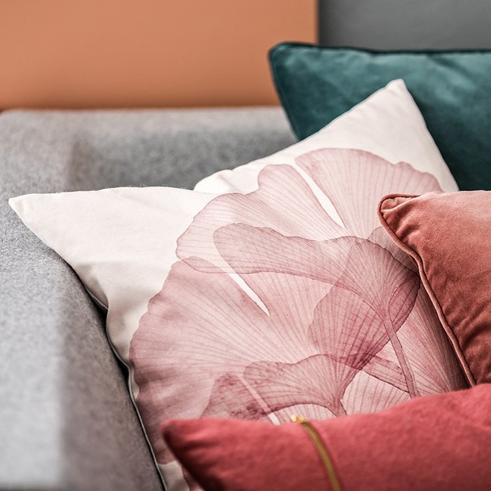 Декоративная подушка Ginko с цветочным принтом - купить Декоративные подушки по цене 4380.0