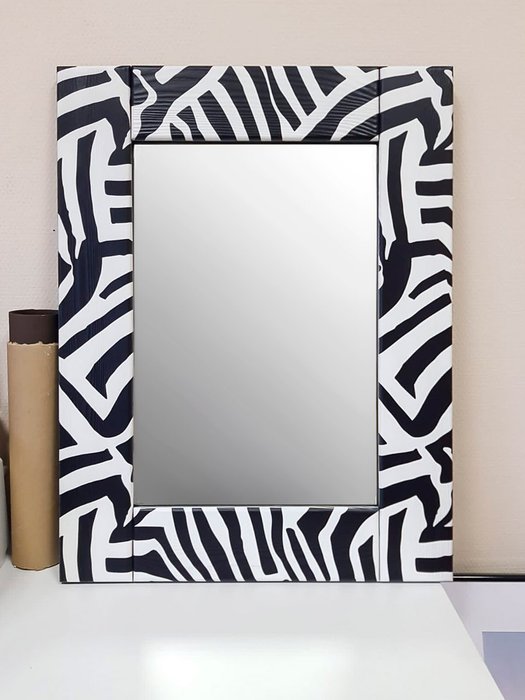 Настенное зеркало Зебра 50х65 черно-белого цвета - лучшие Настенные зеркала в INMYROOM