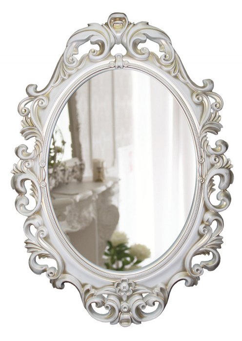 Настенное зеркало в винтажной раме белого цвета