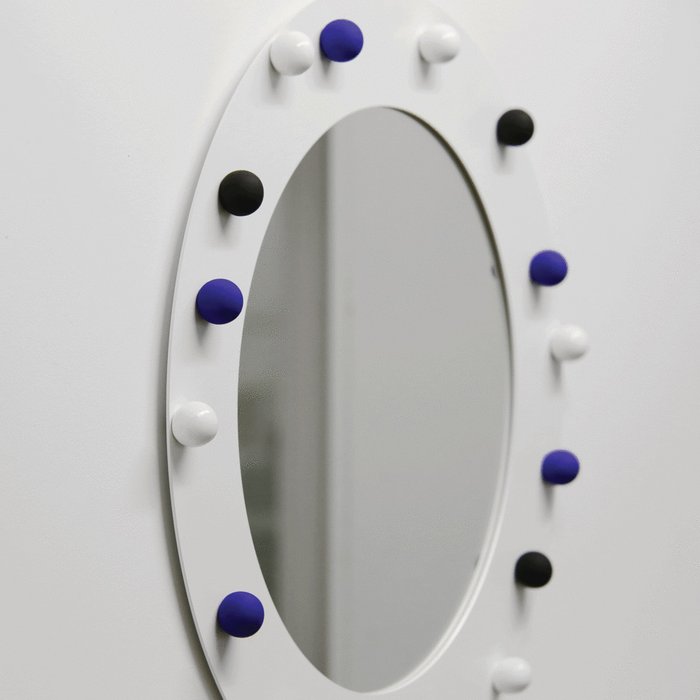 Настенное зеркало Therapy в раме белого цвета - лучшие Настенные зеркала в INMYROOM