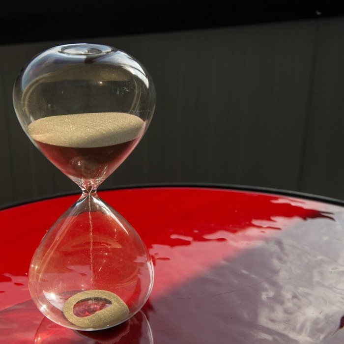Часы Sandglass M gold в прозрачной стеклянной колбе - купить Аксессуары для офиса по цене 2710.0