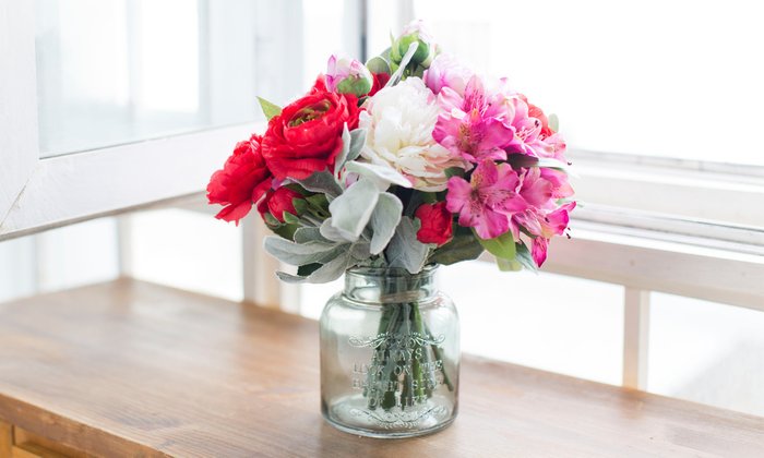 Композиция из искусственных цветов - Алые ранункулюсы, пионы, садовые розы