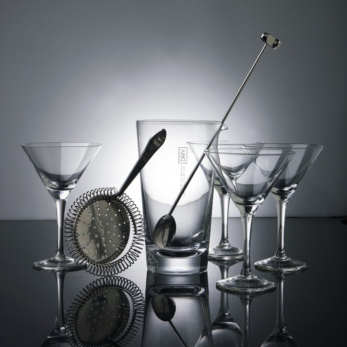 Набор для приготовления коктейлей Dry Martini фото на сером фоне
