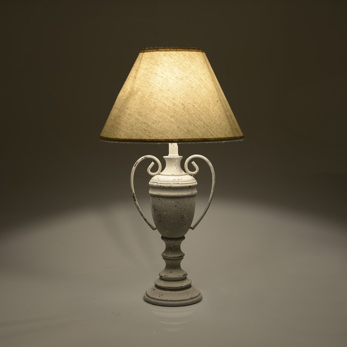 Настольная лампа с белым абажуром - купить Настольные лампы по цене 6640.0