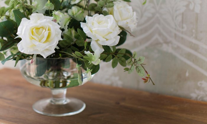 Композиция из искусственных цветов - Белые розы, душистый горошек - лучшие Декоративные цветы в INMYROOM