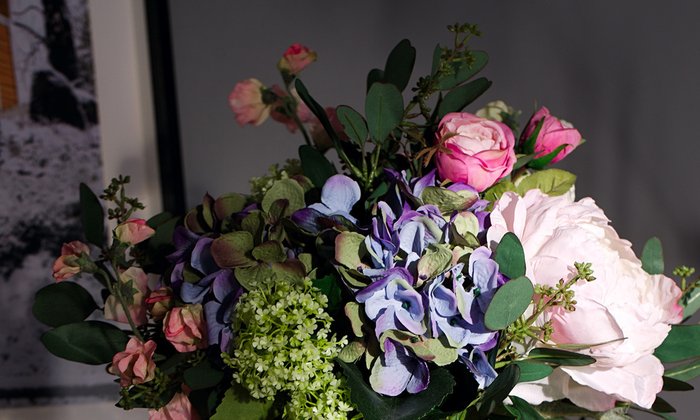 Композиция из искусственных цветов - Синяя гортензия, ранункулюсы, эвкалипт, пионы - купить Декоративные цветы по цене 12900.0
