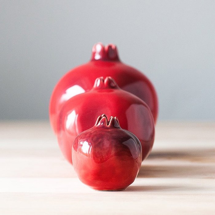 Декор Garnet в виде граната красного цвета - купить Фигуры и статуэтки по цене 440.0