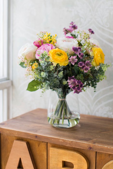 Композиция из искусственных цветов - Ранункулюсы, розы, астранция, альстромерия и мимоза - купить Декоративные цветы по цене 10996.0