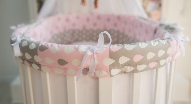 Накладка на бортики в детскую кроватку "Капли розовые"  Сатин  - купить Аксессуары для детских кроваток по цене 1254.0