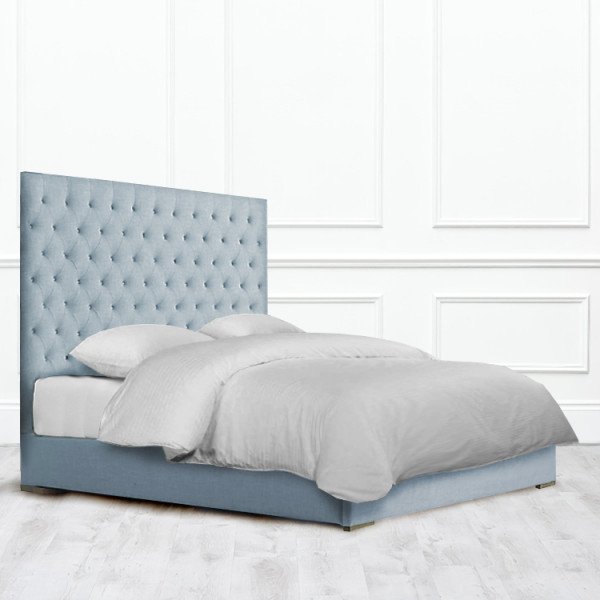 Кровать Clovis из массива с обивкой голубого цвета 160х200