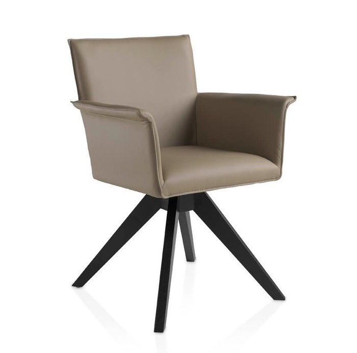 Поворотное кресло коричневого цвета