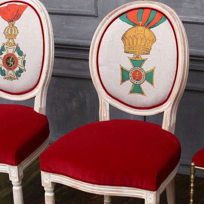 Стул Королевский Венгерский орден Св.Стефана с сиденьем красного цвета - лучшие Обеденные стулья в INMYROOM