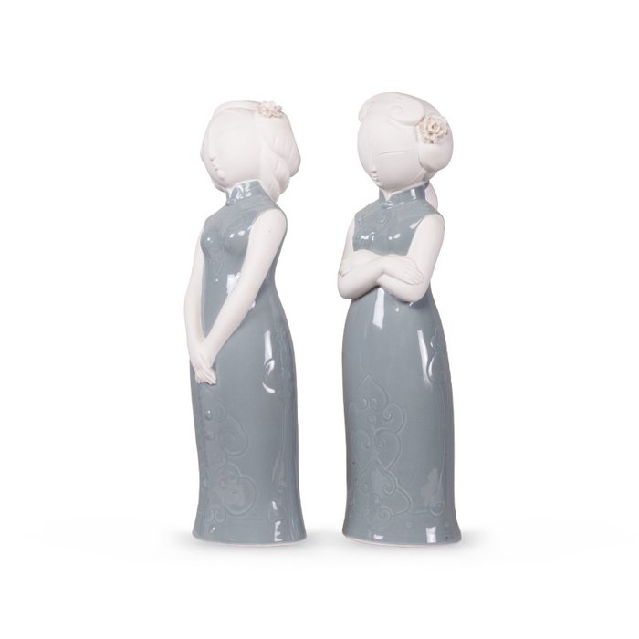 Набор из двух статуэток Meisjes в сером  - лучшие Фигуры и статуэтки в INMYROOM