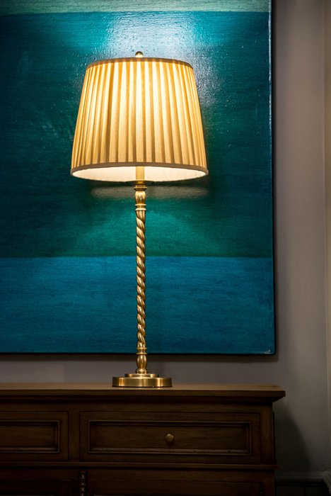 Настольная лампа Norma с бежевым абажуром  - купить Настольные лампы по цене 29393.0