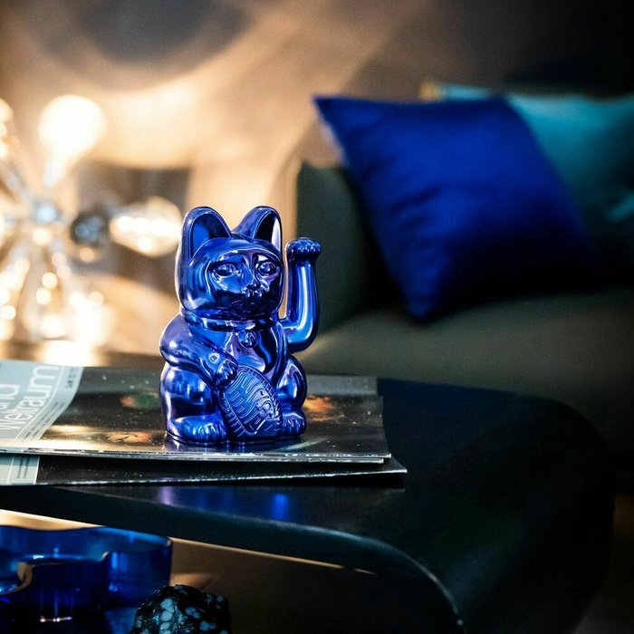 Декоративная фигурка-статуэтка Lucky Cat M ярко-синего цвета - лучшие Фигуры и статуэтки в INMYROOM