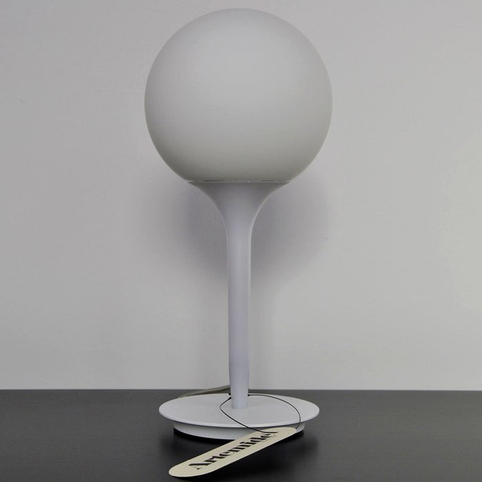 Настольная лампа Artemide "Castore" из термопластика и выдувного стекла  - лучшие Настольные лампы в INMYROOM